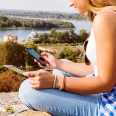 Roaming na iPhone: Uniknij wysokich opłat i włącz internet za granicą