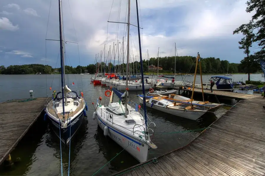 Zdjęcie Stanica żeglarska Stranda w Giżycku - marina i port jachtowy nad jeziorem Niegocin